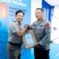 PENGHARGAAN-Kepala Kantor Wilayah Badan Pertanahan Nasional Provinsi Kepulauan Riau, Nurus Sholichin, A.Ptnh., M.M., menerima apresiasi & penghargaan dari Kapolda Kepulauan Riau, Irjen. Pol. Asep Safrudin, S.I.K., M.H. (Foto Ist).