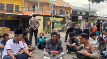 Aksi Humanis Kapolres Bulukumba AKBP Restu, Temui Peserta Aksi Sambil Duduk di Aspal