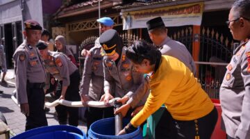 Warga Banjir Syukur, Semarak HUT Bhayangkara ke-80 Warnai Penyaluran Air Bersih di Camba Berua