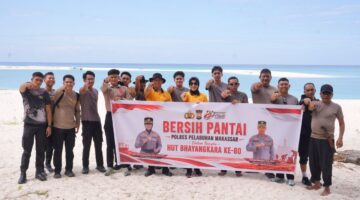 Bakti Lingkungan HUT Bhayangkara ke-80, Polres Pelabuhan Makassar Bersih Pantai Pulau Lanjukang