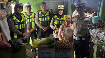 Polri Untuk Masyarakat, Satlantas Polres Pelabuhan Makassar Salurkan Bansos dan Pererat Kedekatan dengan Warga