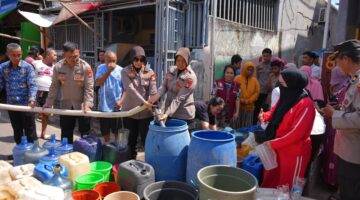 Sulit Dapat Air Bersih karena Dekat Laut, Warga Cambayya Dibantu Kapolres Pelabuhan Makassar