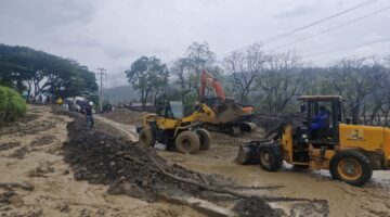 Dalam 2 Jam, Jalan Nasional depan PT Rosin yang Tertutup Longsor Kini Sudah Bisa Dilewati