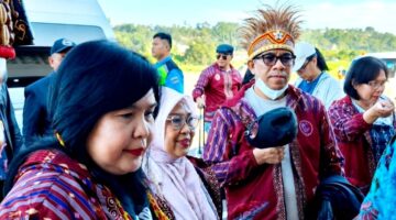 Sentuhan Magis Budaya Papua: Saat Mahkota dan Noken Menyambut Energi Positif Rombongan Pejabat Sulsel