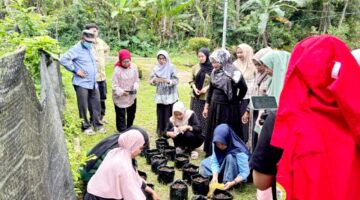 Sentuhan Teknologi Hijau UNHAS di Bulukumba: Sulap Air Kelapa Jadi Penyubur Bawang Merah