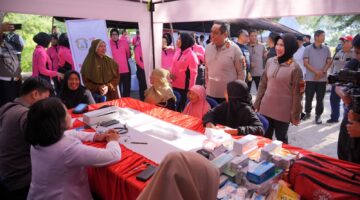 Semarak HUT Bhayangkara ke-80, Kapolda Sulsel dan Kapolres Pelabuhan Makassar Layani Warga Pulau Terluar