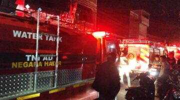 Ransus Damkar Kodim 1408/Makassar Turut Padamkan Kebakaran di Jalan Kandea, 38 Rumah Terdampak