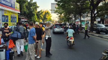 Kasat Lantas AKP Abdul Malik Pimpin Pengaturan Arus, Keselamatan Penumpang Pelabuhan Soekarno Hatta Jadi Prioritas